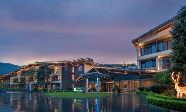 Holiday Inn Express Emei Mountain by IHG, Rezervovat Lázně / Resort Emeishan Sichuan