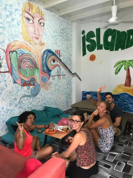B&L Islanders Inn - Hostel