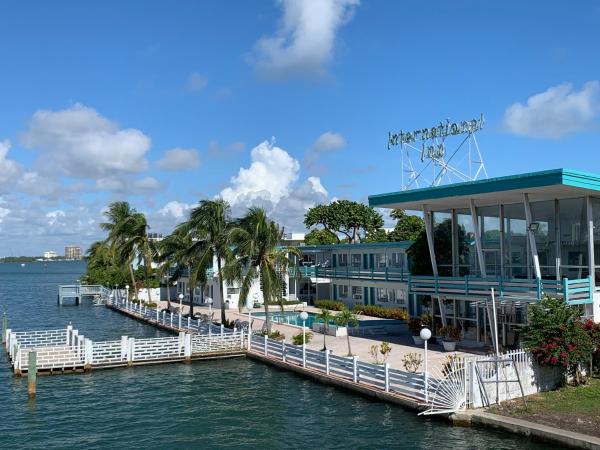International Inn on the Bay, Rezervovat Hotel Agat USA