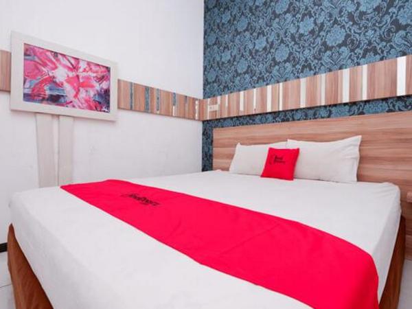 RedDoorz near Plaza Simpang Lima