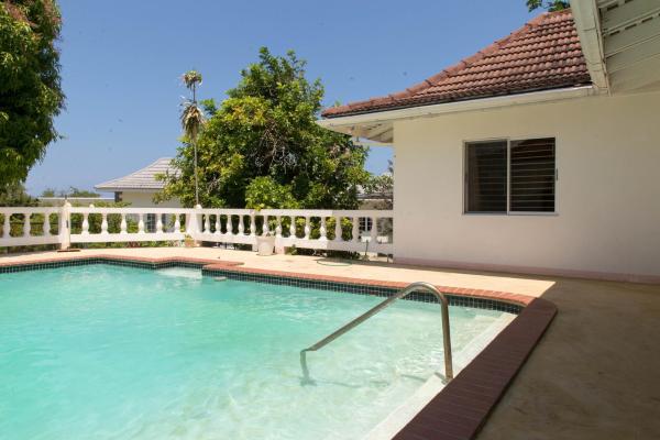 Gemini Villa, Rezervovat  Hotely v Montego Bay Coast s parkováním, Parkování