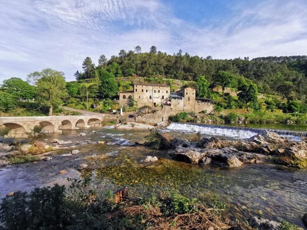 Le Moulin du Temps -chambres et lounge bar au bord de la rivière, Rezervovat Penzión se snídaní Anduze 