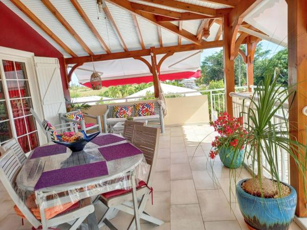 Villa élégante à Saint François avec piscine privée toute lannée, Rezervovat Vila Grande-Terre hotely s bazénem, Bazén