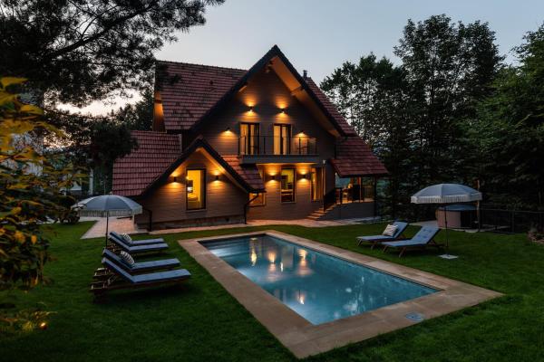 Poderey Villas, Rezervovat Vila Hotely v Ivano-Frankivsk s bazénem, Bazén