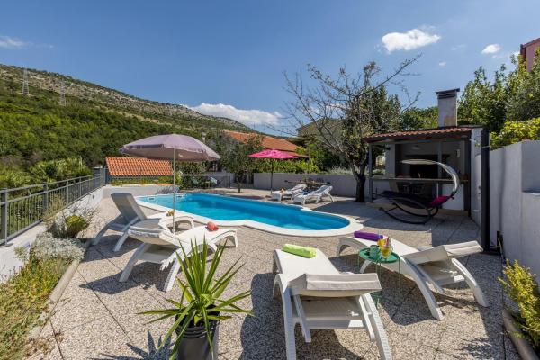 Villa Almond near Omis, private pool, Rezervovat Vila Hotely v Tugare s bazénem, Bazén