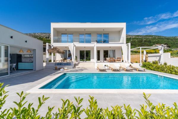 Villa Zen with 4 bedrooms, private 32 sqm pool, summer kitchen, 7 km from the beach, Rezervovat Vila Hotely v Tugare s bazénem, Bazén