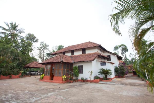 Sardar Bahadurs Heritage Bungalow Estate Stay, Rezervovat Penzión se snídaní Kakkabe Coorg