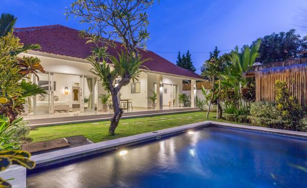Villa Made Umalas 2Br with Private Pool, Rezervovat Vila Badung hotely s bazénem, Bazén