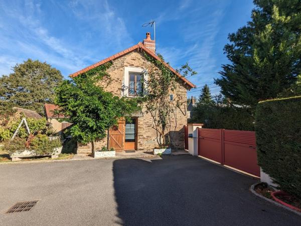 Belle maison en pierre au cœur du Berry avec jardin, terrasse, et activités familiales à proximité - FR-1-591-152, Rezervovat Hotel Pérassay 