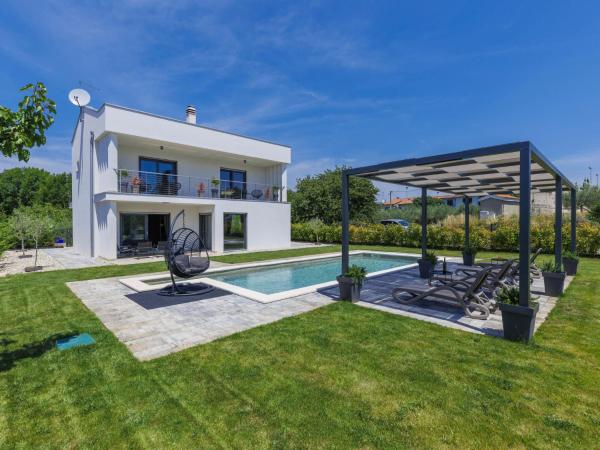 Holiday Home Villa Essea by Interhome, Rezervovat Rekreační dům Hotely v Central Istria s parkováním, Parkování
