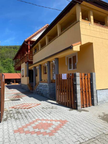 Rajni Panzió, Rezervovat Penzión Levné hotely v Praid
