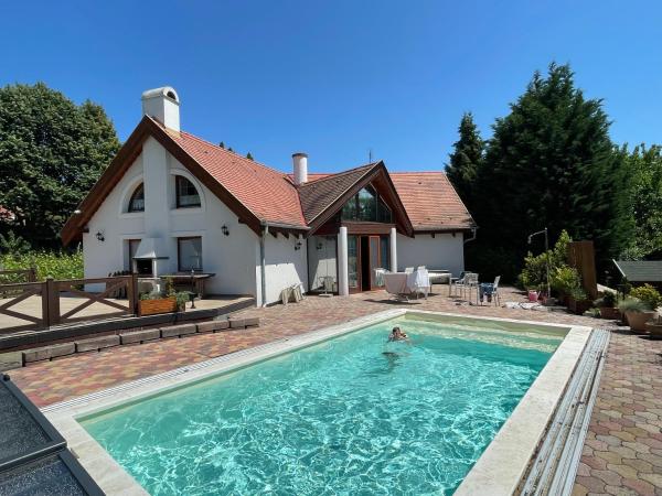 Spacious 3 bedroom house with heated pool, Rezervovat Vila Hotely v Central Transdanubia s bazénem, Bazén