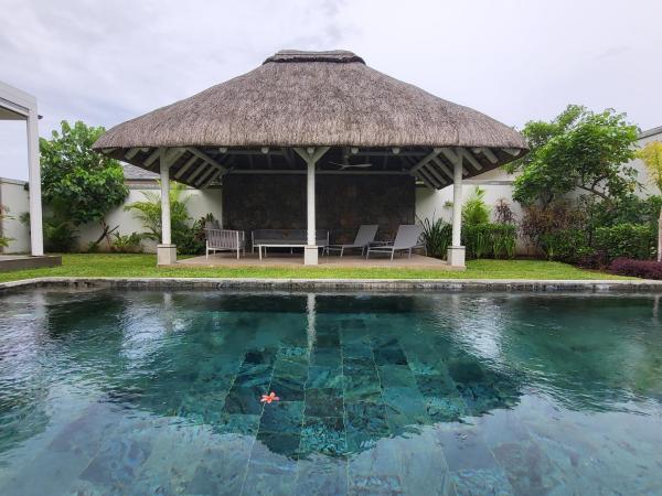 Villa de Luxe à Grand Baie avec piscine V12, Rezervovat Vila Mauritius North Coast hotely s bazénem, Bazén