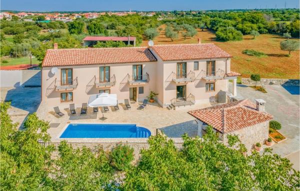 6 Bedroom Cozy Home In Galizana, Rezervovat Rekreační dům Galižana hotely s bazénem, Bazén