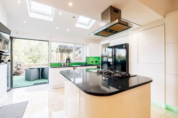 Luxury Unique Townhouse with Hottub & Pizza Oven, Rezervovat Vila Bolton Greater Manchester