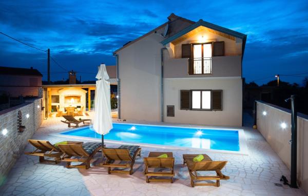Luxury villa with a swimming pool Pridraga - Cuskijas, Novigrad - 19461, Rezervovat Vila Novigrad hotely s bazénem, Bazén