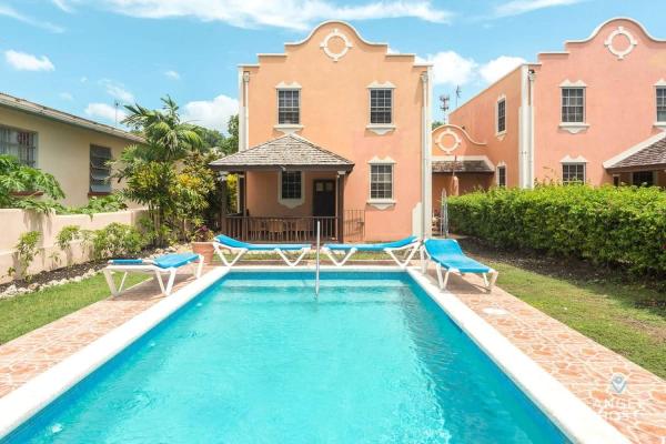 2-Story Townhome with Private Pool, Ideal for Group!, Rezervovat Rekreační dům Christ Church 