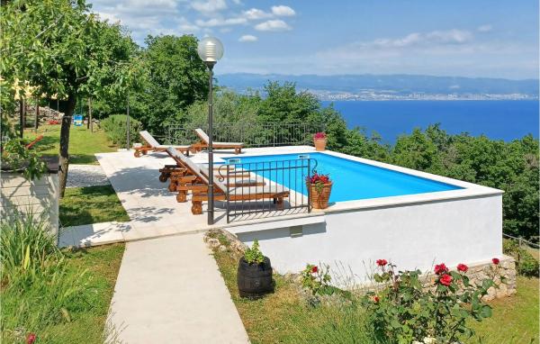 3 Bedroom Cozy Home In Moscenicka Draga, Rezervovat Rekreační dům Kvarner hotely s bazénem, Bazén