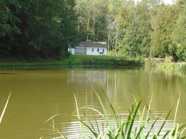 Deux étangs poissonneux au milieu des bois avec gîte moderne, la halte des deux lacs, Rezervovat Rekreační dům Rosée Namur