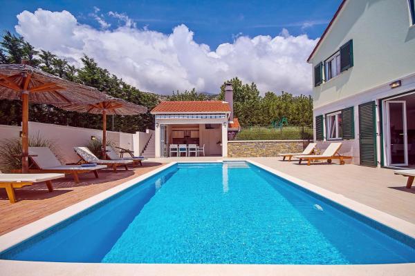 VILLA STOZAK, private heated pool, cinema room and sauna, 7 km from beach, Rezervovat Vila Hotely v Tugare s bazénem, Bazén
