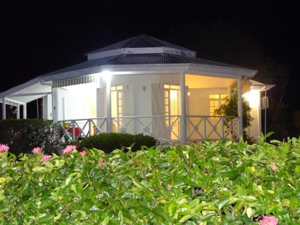 La villa les palmiers simplicité convivialité, Rezervovat Rekreační dům Grande-Terre hotely s bazénem, Bazén