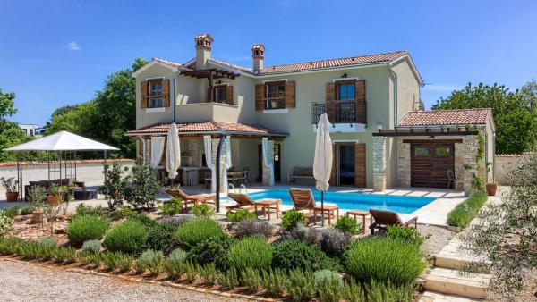 Wonderful villa Gracia Patricia with private pool by WiiBuk, Rezervovat Vila Hotely v Central Istria s parkováním, Parkování