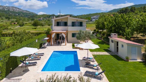VILLA ROKO with 4 bedrooms, 32sqm heated pool, Rezervovat Vila Hotely v Tugare s bazénem, Bazén