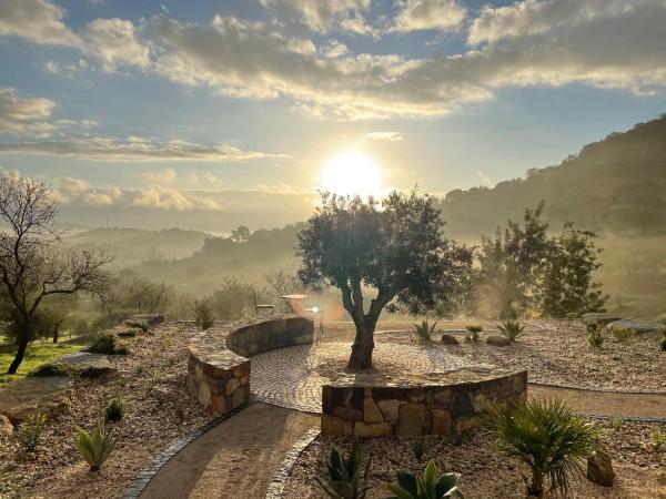 Casa Olivia - Charming renovated farmhouse with panoramic views, Rezervovat Rekreační dům Hotely v Algarve s parkováním, Parkování