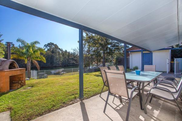 Waterfront Wonder - lakeside home w. private jetty, Rezervovat Rekreační dům Manyana New South Wales