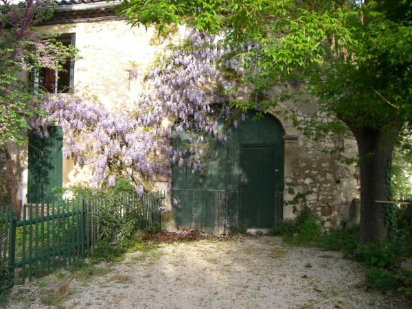 Maison charmante avec terrasse et jardin à Noves, Rezervovat Rekreační dům Hotely v Noves s parkováním, Parkování