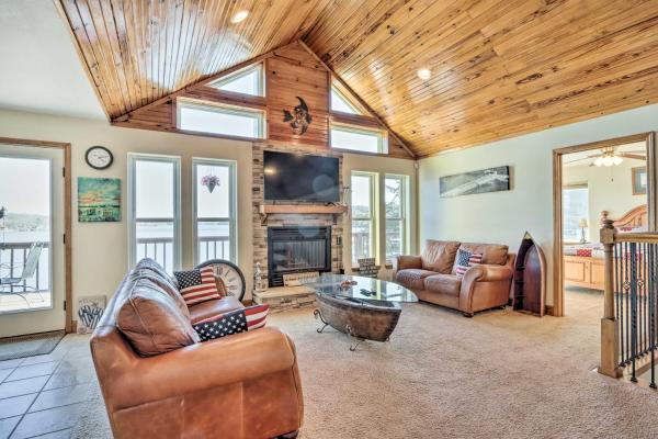 House with Deck Overlooking Lake of the Ozarks!, Rezervovat Rekreační dům Edwards Missouri