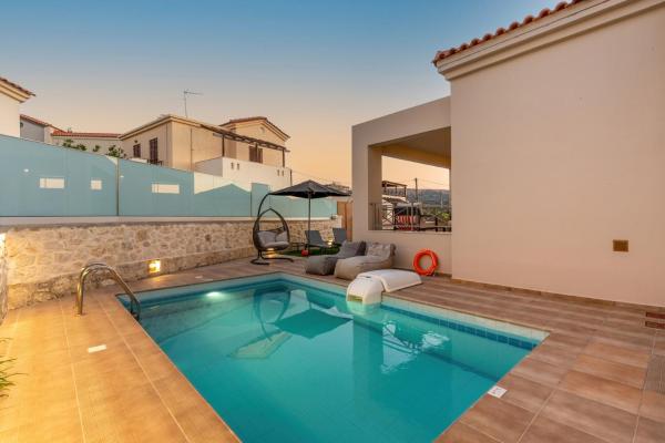 Family Villa Ismini with Private Pool & Stunning Views, near Rethymno and the Beach, Rezervovat  Hotely v Agios Dimitrios s bazénem, Bazén