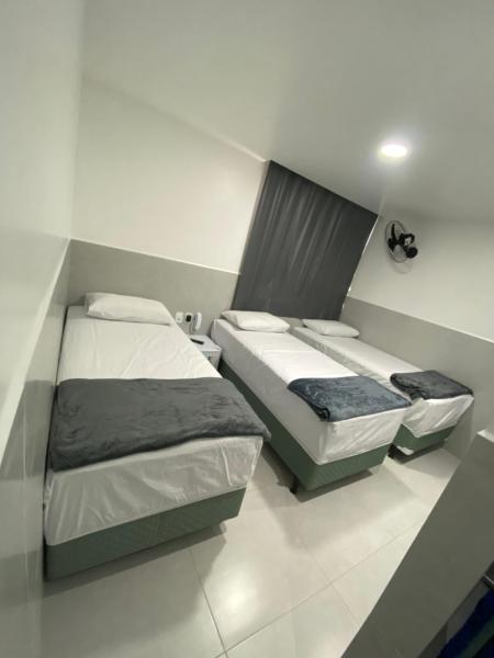 Suíte com banheiro privativo em Pousada recém construída,a 500mts do pátio do forró, Rezervovat Hotel Caruaru Pernambuco