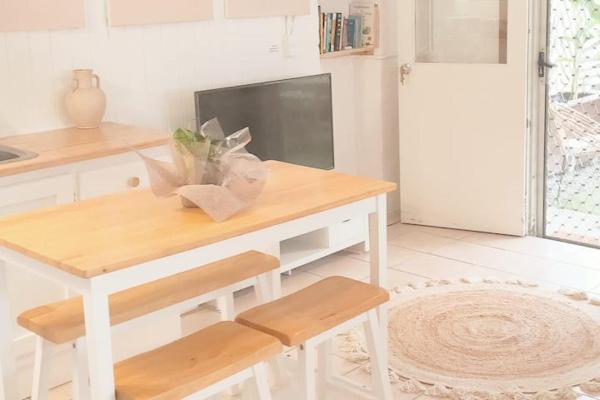 Entire Guest Suite - beach is 1 and half km - Pets Welcome, Rezervovat Penzión  