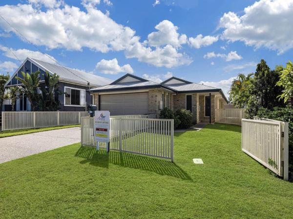 11 Wills Avenue Golden Beach QLD, Rezervovat Rekreační dům  