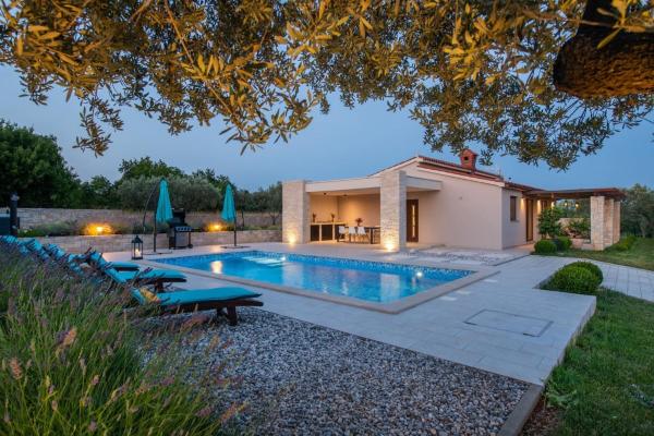 Villa Silentio, Rezervovat  Hotely v Pula Region s bazénem, Bazén