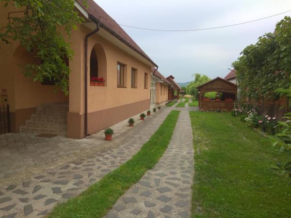 Casa Adriana, Rezervovat  Hotely v Carpathians - Romania s parkováním, Parkování