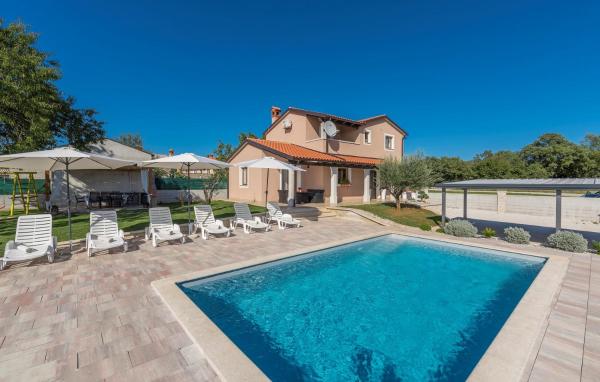 Villa Gita, Rezervovat  Hotely v Tinjan s bazénem, Bazén