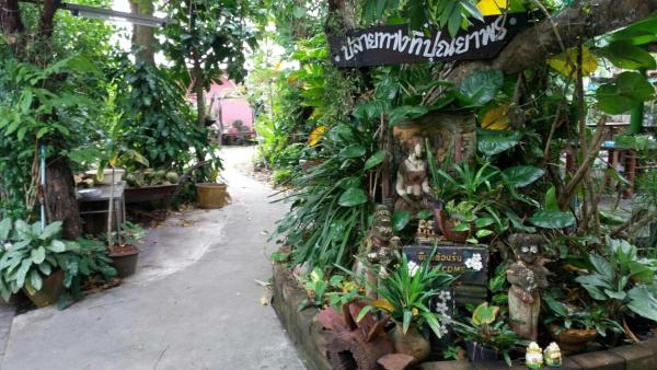 บ้านปุณยาพร โฮมสเตย์, Rezervovat  Hotely v Central Thailand s parkováním, Parkování
