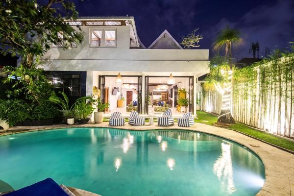 Monroe 3BR Luxury Villa Seminyak with Concierge Netflix Private Pool 900m to Beach, Rezervovat  Badung hotely s bazénem, Bazén