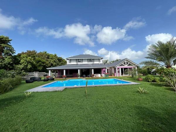 Villa d'architecte avec piscine, Rezervovat  Grande-Terre hotely s bazénem, Bazén
