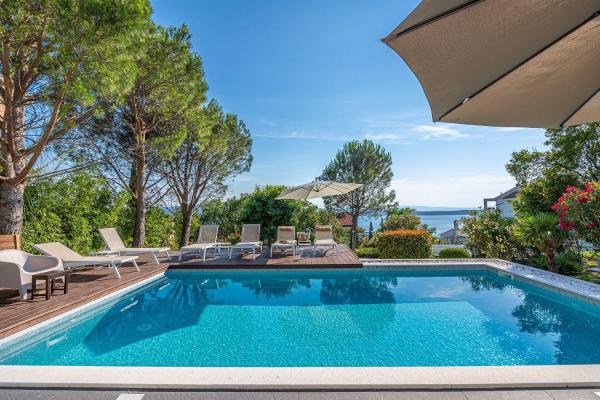 Villa mit Privatpool, Whirlpool, 350 Meter zum Strand, Rezervovat  Dramalj 