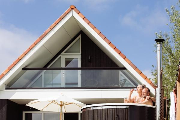Vakantiehuis aan het water met hottub, Rezervovat  Dokkum Friesland