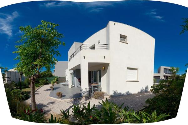 Villa St louis à 50m de la mer+6 velos +Piscine+climatisation, Rezervovat  Hotely v Étang de Thau s bazénem, Bazén