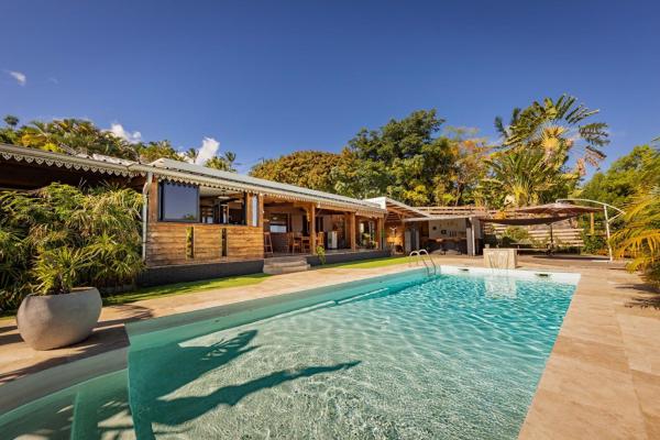 Villa Ô Pieds Nus 180m2 4 chambres piscine jardin tropical parking privé, Rezervovat  Hotely v Saint-Paul s bazénem, Bazén
