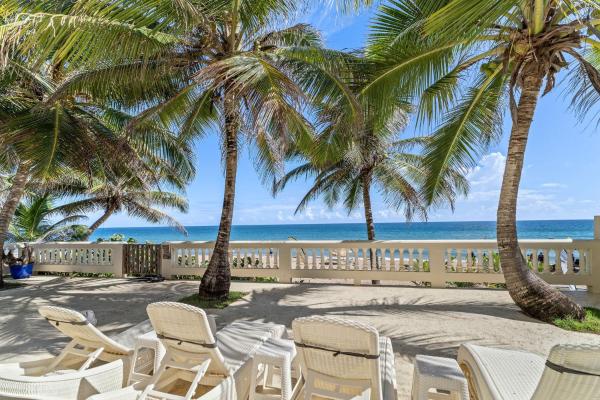 Sandy Beach Villa - Spectacular setting on the beach (full service generator), Rezervovat  Rincón Aguadilla