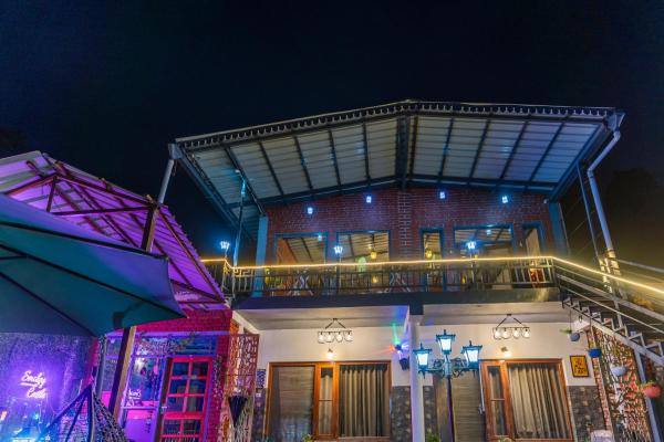 SMOKEY CASTLE HOTEL and RESTAURENT, Rezervovat  Mukteswar Uttarakhand