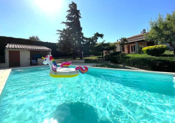 Villa avec piscine et vue somptueuse, Rezervovat  Hotely v Savasse s bazénem, Bazén