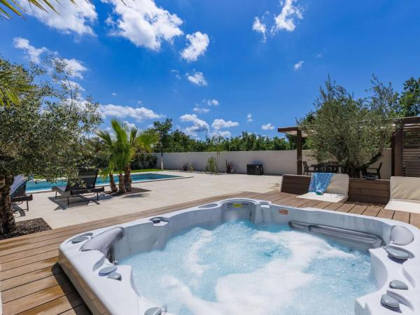 Villa Villa Sandro by Interhome, Rezervovat  Hotely v Poreč Riviera s bazénem, Bazén