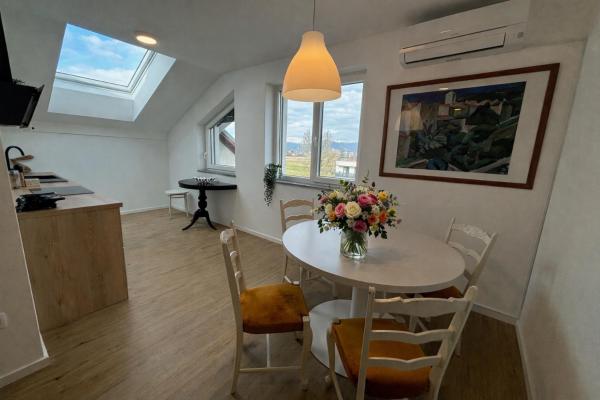 Apartmaji Čepon, Rezervovat  Hotely v Osrednjeslovenska s parkováním, Parkování